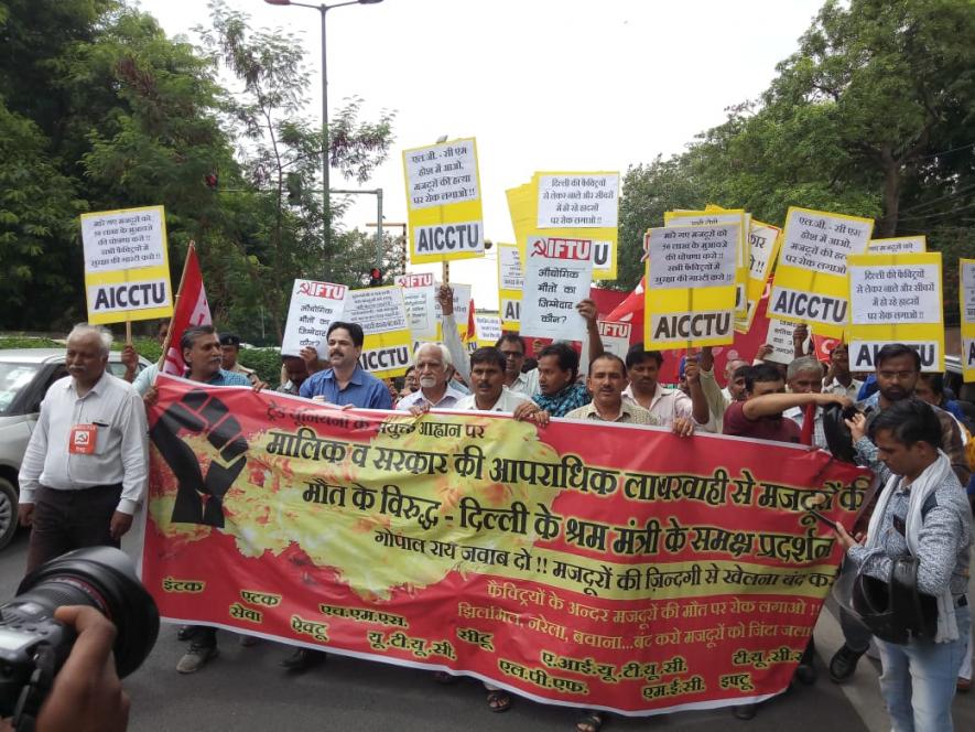 दिल्ली : फैक्ट्रियों में हो रहे आग हादसों के खिलाफ मज़दूरों का प्रदर्शन