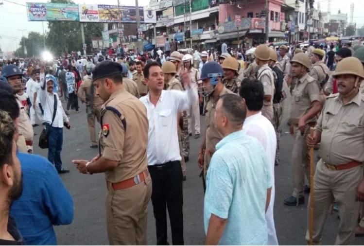 मेरठ में जुलूस पर लाठीचार्ज