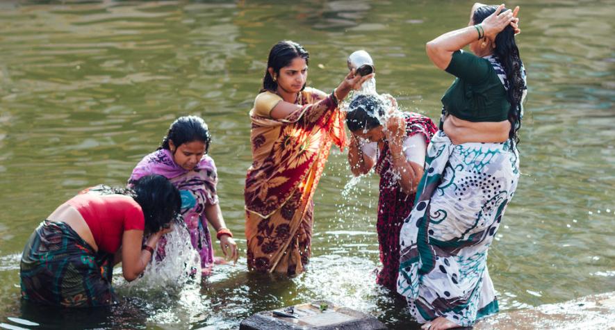 आख़िर क्यों खुले में नहाने को मज़बूर है आधी आबादी!
