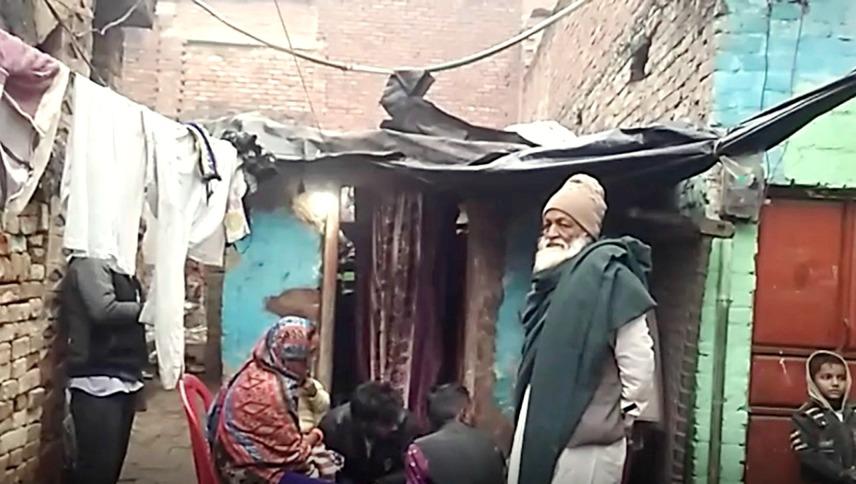 अपने घर के बाहर रईस के पिता