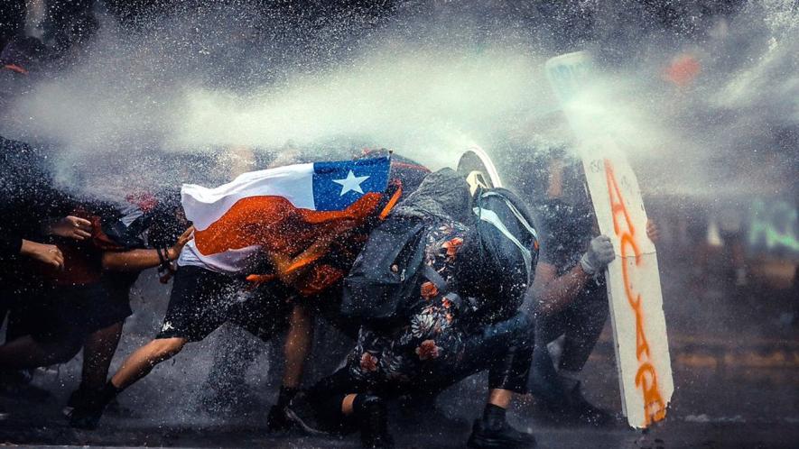Chileans resisting on the streets of Santiago on November 11