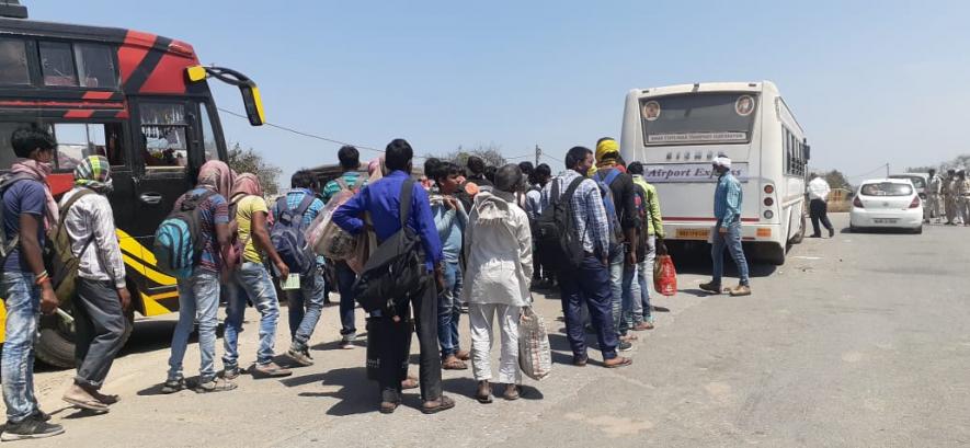 बिहार यूपी सीमा पर पहुंचने वाले मजदूरों की भीड़