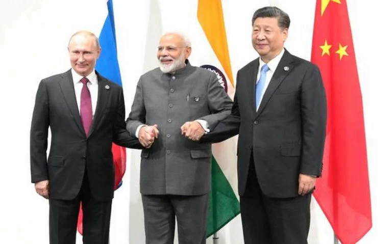 Vladimir Putin (L), Narendra Modi (C) and Xi Jinping (R)
