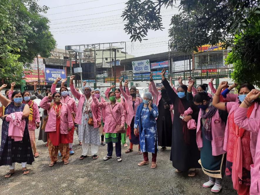 अपनी मांगों को लेकर आंदोलनरत आशा कार्यकर्ताएं