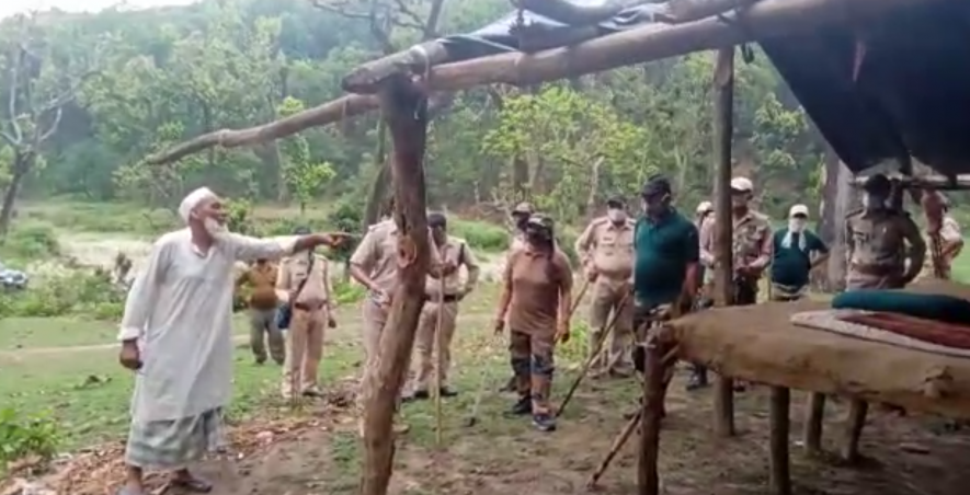 पुलिस कर्मियों को रोकते हुए गुलाम मुस्तफा