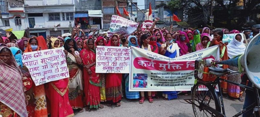 स्वयं सहायता समूहों की महिलायें