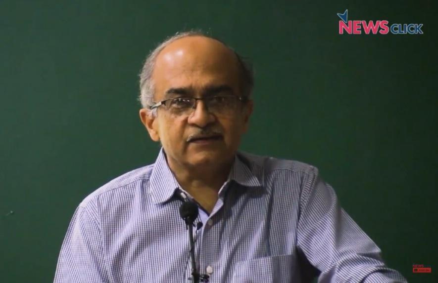 प्रशांत भूषण अपने रुख़ पर कायम, कहा- माफ़ी मांगना मेरे अन्त:करण की अवमानना