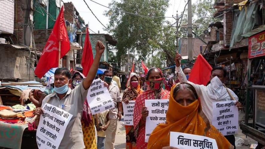 झुग्गी तोड़ने के सुप्रीम कोर्ट के फ़ैसले के ख़िलाफ़ प्रदर्शन