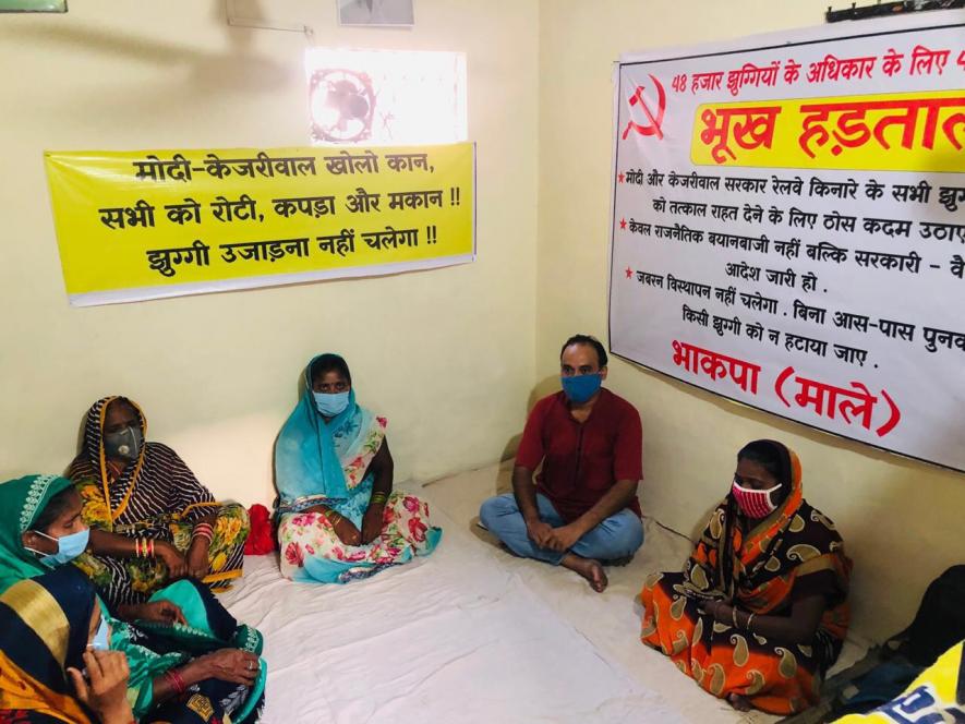48,000 झुग्गियों के अधिकारों के लिए 48 घंटे की ‘चेतावनी भूख हड़ताल’ जारी