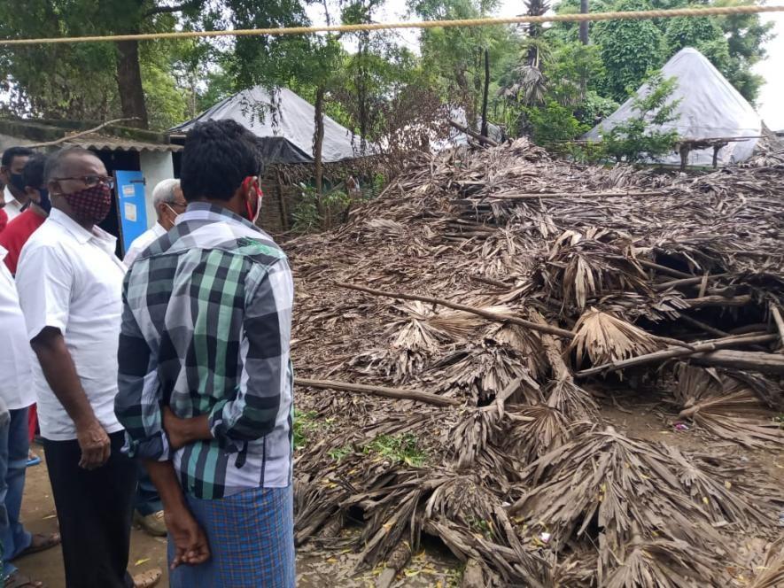 गोदावरी बाढ़ पीड़ितों के प्रति आंध्र सरकार की बेरुखी के ख़िलाफ़ वाम पार्टियों का प्रतिरोध