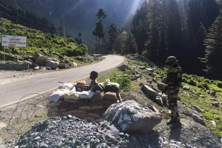 विवादित भारत-चीन सीमा,लद्दाख पर स्थित सड़क