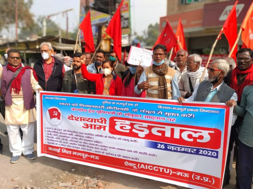दिल्ली में किसानों ने बोला हल्ला तो यूपी के कई जिलों में कर्मचारियों और छात्र संगठनों की रही हड़ताल