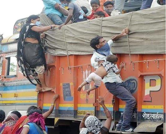 लॉकडाउन के दौरान शहरों से अपने गांवों को लौटते मज़दूर