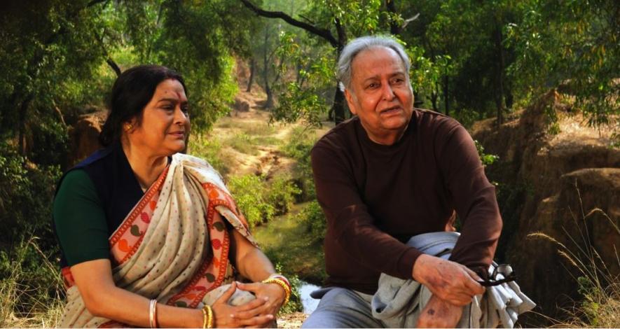 ‘बेला शेषे’ के एक दृश्य में सौमित्र 