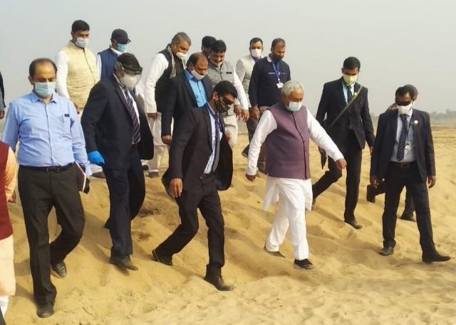 बाँका में चांदन नदी के किनारे मिले पुरावशेषों का निरीक्षण करने पहुँचे मुख्यमंत्री नीतीश कुमार
