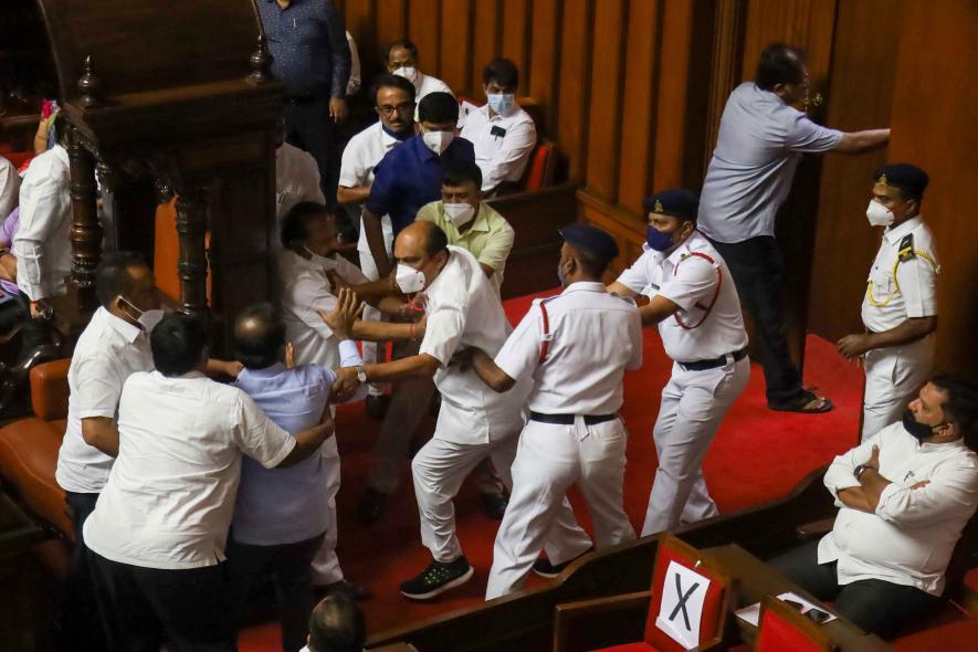 कर्नाटक विधान परिषद में जमकर हंगामा