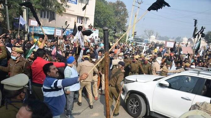 खट्टर के काफिले को रोकने के आरोप में 13 किसानों के खिलाफ मामला दर्ज