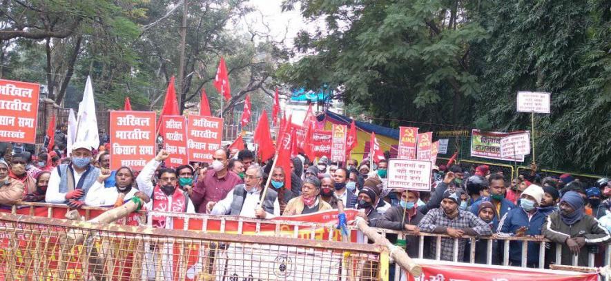 आंदोलनकारी किसानों पर दमन के ख़िलाफ़ सड़क पर उतरे वामदल