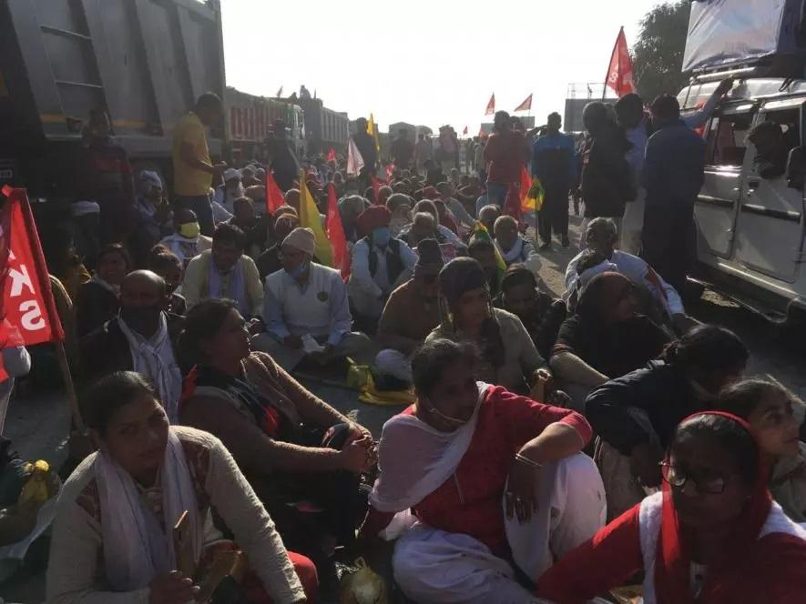 प्रदर्शनकारी, मुख्य रूप से महिलाएं, राजस्थान-हरियाणा सीमा पर दिल्ली-जयपुर राजमार्ग के एक कैरिजवे में पड़ाव डाले हुई हैं। छवि: रौनक छाबड़ा