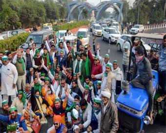 किसानों ने नोएडा-दिल्ली मार्ग पर चिल्ला बॉर्डर को अवरुद्ध किया