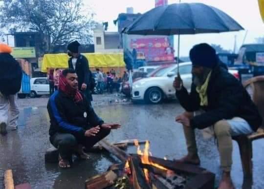 ओला-बारिश के बावजदू अपनी मांगों पर अडिग किसान, ट्रैक्टर मार्च गुरुवार को