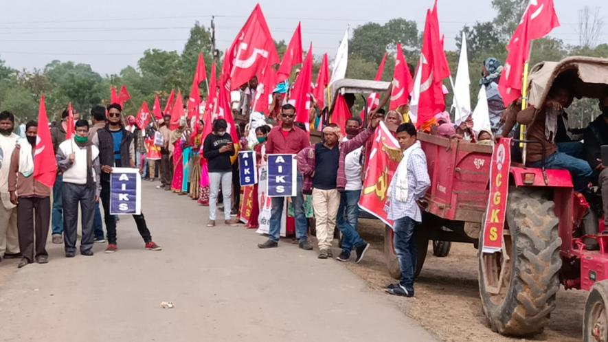 वनाधिकार: मुख्यमंत्री से मिलने जा रहे सैकड़ों आदिवासियों को प्रशासन ने रोका
