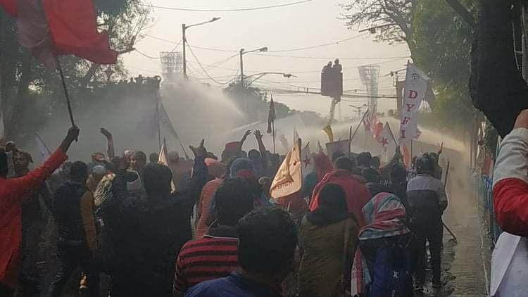 रोज़गार की मांग को लेकर वाम मोर्चा कार्यकर्ताओं की कोलकाता में मार्च के दौरान पुलिस का बर्बर बल प्रयोग
