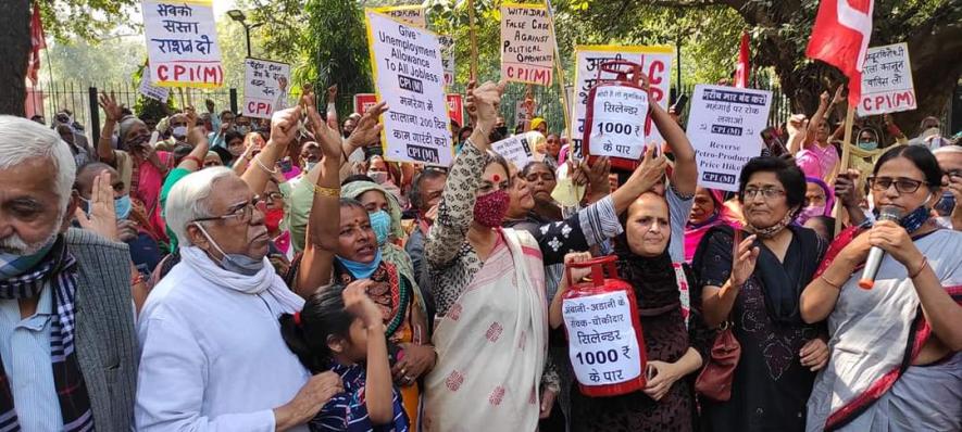 पेट्रोल डील बढ़ती कीमतों के ख़िलाफ़ सी.पी.आई.(एम) का प्रदर्शन