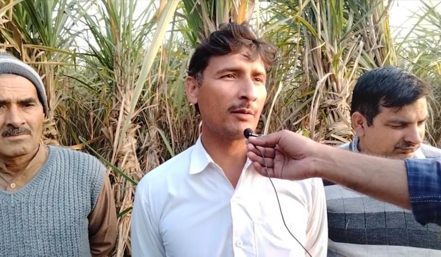 अपनी बात कहते यूपी के मुज़फ़्फ़रनगर के सोरम गांव के गन्ना किसान।