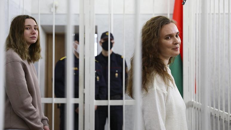 Journalists Katsiaryna Andreyeva, right, and Daria Chultsova