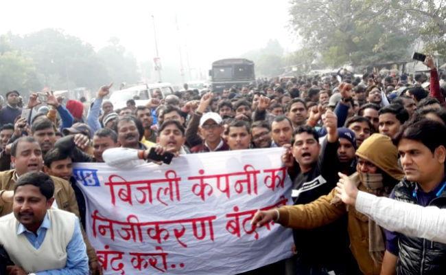 बिजली वितरण के निजीकरण की घोषणा से नाराज़ बिजलीकर्मी करेंगे देशव्यापी हड़ताल