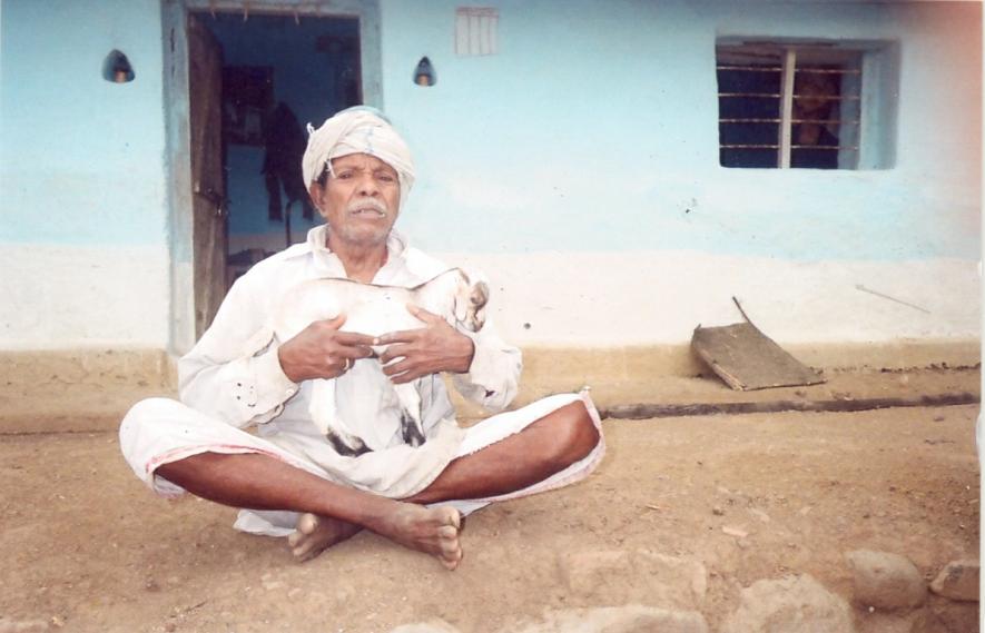 दो दशक पहले सरकार ने प्रति परिवार दस लाख रुपए की मुआवजा राशि तय की थी। तब से कई गुना महंगाई बढ़ने के कारण अब विस्थापित परेशान हैं। तस्वीर: शिरीष खरे