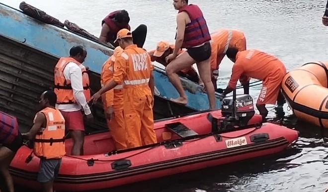 मध्यप्रदेश के सीधी ज़िले में नहर में गिरी बस, 37 शव बरामद