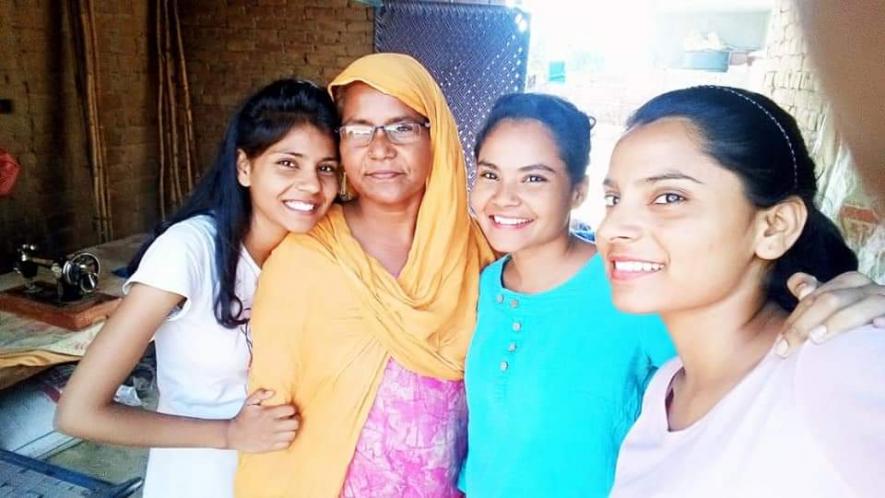 नौदीप कौर अपने परिवार के साथ