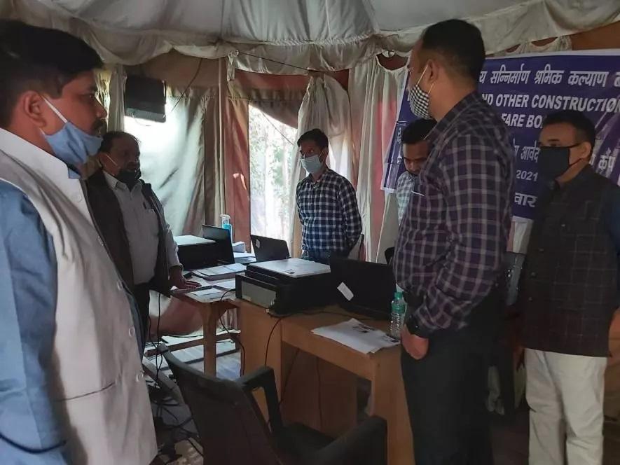 निर्माण श्रमिकों के पंजीकरण (रजिस्ट्रीकरण) के लिए दिल्ली सरकार का एक अस्थायी कैंप/शिविर। चित्र स्पेशल मैनेजमेंट के सौजन्य से