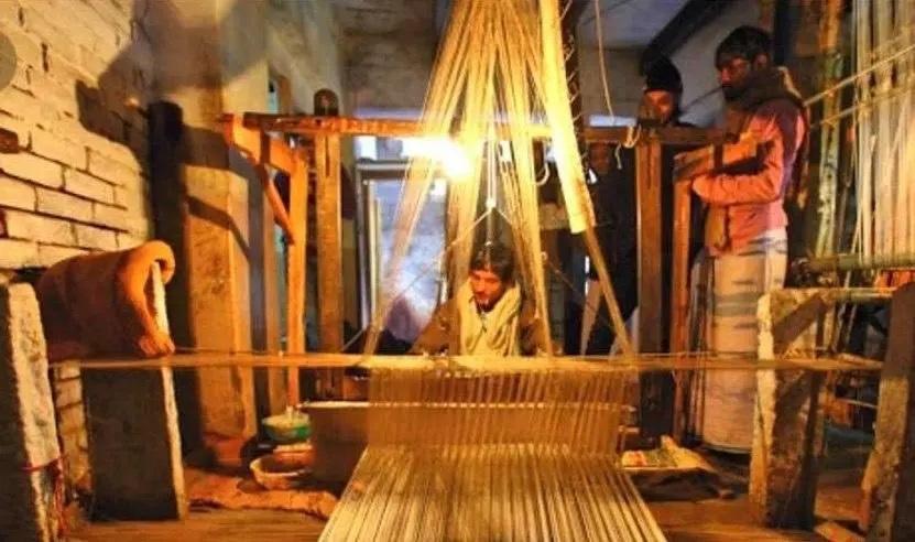 बजट के बाद वाराणसी के बुनकर परेशान; कहा- धागे पर सीमा शुल्क वृद्धि ताबूत में आख़िरी कील के समान
