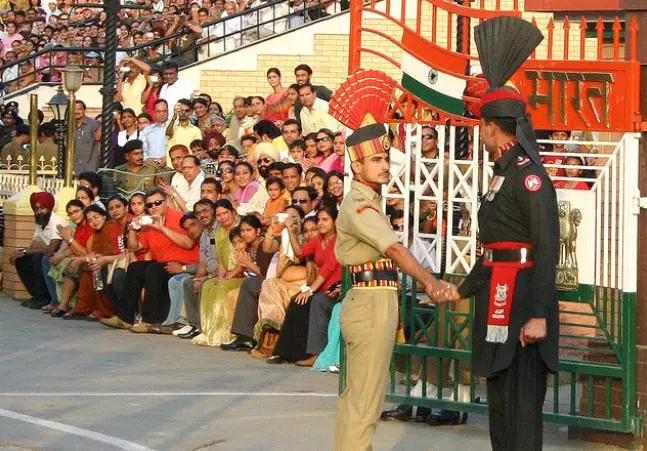 भारत, पाकिस्तान ने किया शांति की तरफ़ रुख