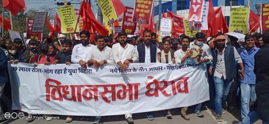 मांगने आए रोज़गार, मिली पुलिस की लाठी–पानी की बौछार