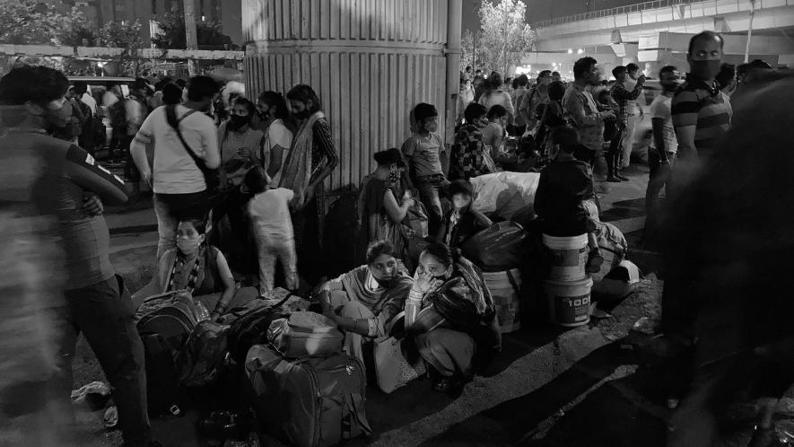 रिवर्स माइग्रेशन: महामारी के साल भर बाद भी मज़दूरों को सरकारों पर नहीं हुआ विश्वास!