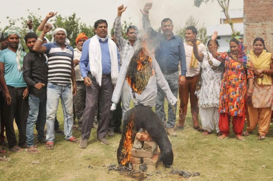 केंद्र के गृह मंत्रालय के ख़िलाफ़ पंजाब के सरहदी इलाके में काम कर रहे प्रवासी मज़दूरों ने 4 अप्रैल को अमृतसर में रोष प्रदर्शन किया।