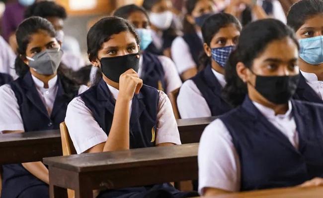 राहत और बेचैनी दोनों साथ लेकर आया है बोर्ड परीक्षा कार्यक्रम में बदलाव