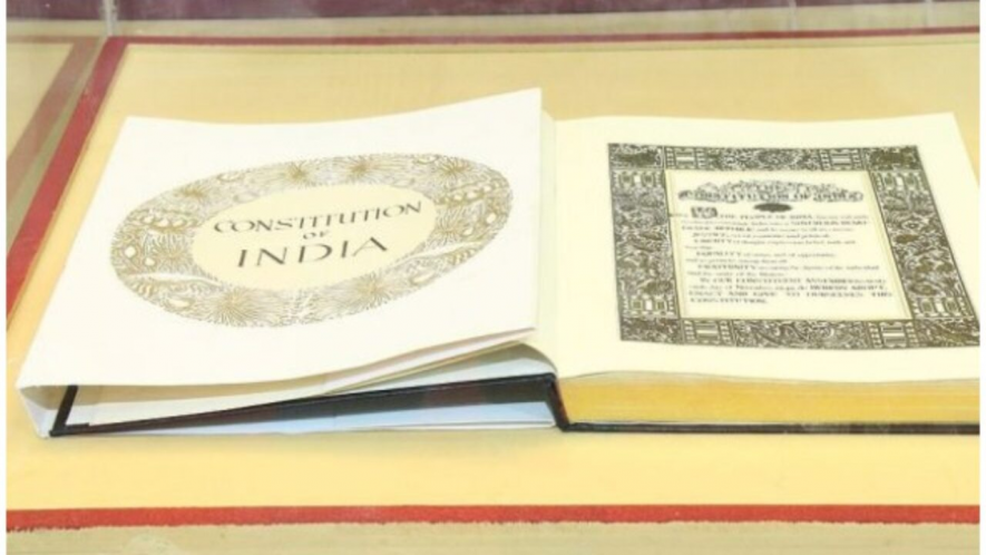 भारतीय लोकतंत्र क्यों पड़ रहा है कमज़ोर?