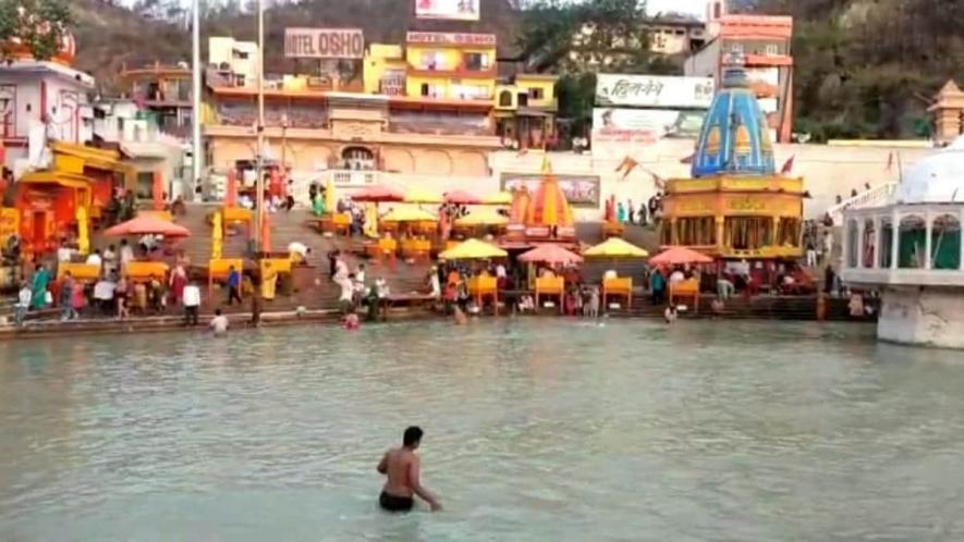 रामनवमी पर हरिद्वार के घाट का दृश्य।  