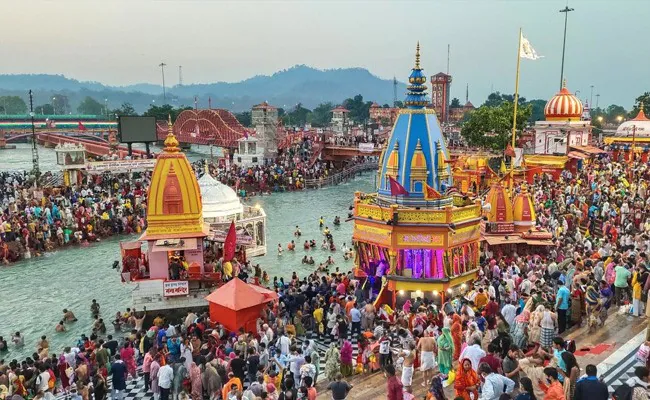 कोरोना और महाकुंभ : धर्म से बड़ा है मनुष्य