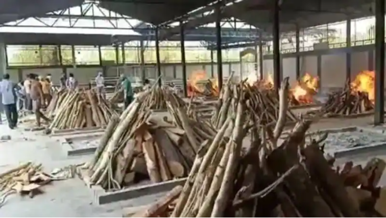 दिल्ली के श्मशानों में दाह संस्कार के लिए करना पड़ रहा है 20 घंटे का इंतजार