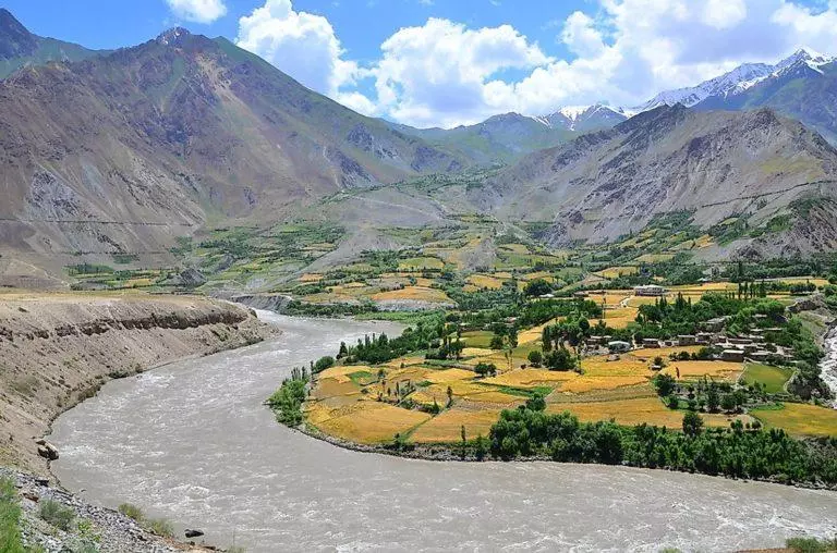 दुर्गम और ख़तरनाक़ इलाक़े से गुज़रती 1300 किलोमीटर लंबी ताजिक-अफ़ग़ान सीमा और नशीले पदार्थों के लाने-ले जाने का एक अहम क्षेत्र (फ़ाइल फ़ोटो)