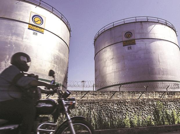 सरकार जिस बीपीसीएल को निजी हाथों में बेच रही है, उसने 12,581 करोड़ रुपये का रिकॉर्ड मुनाफ़ा कमाया