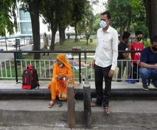 जम्मू : बेड की कमी की वजह से कोविड-19 मरीज़ों का सीढ़ियों और पार्किंग लॉट में हो रहा इलाज