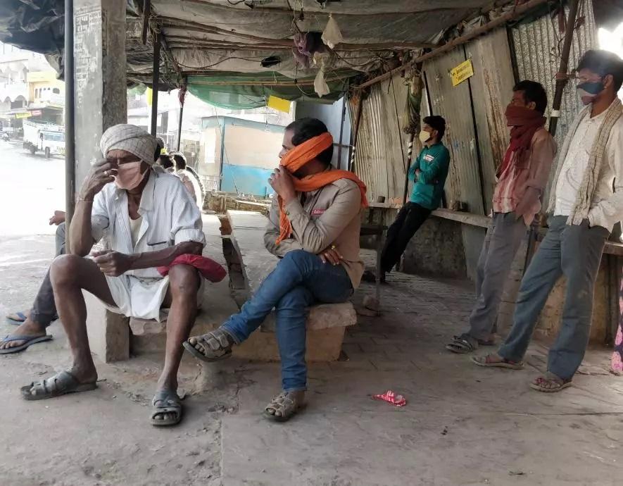 गोगुन्दा के मज़दूर नाके पर दैनिक मज़दूर काम मिलने के इंतेज़ार में।