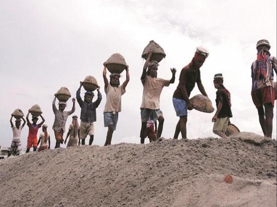 वैश्विक महामारी के दौर में मजदूर विरोधी नीतियों को तेजी से आगे बढ़ाती सरकार